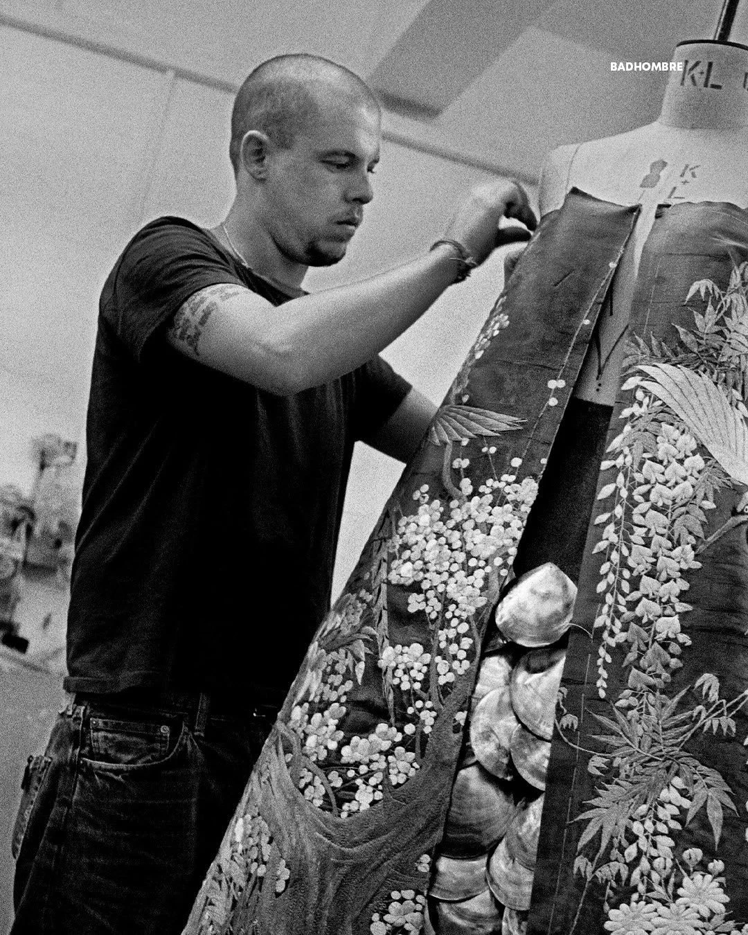 El mundo perdió a Lee Alexander McQueen hace 15 años 🕊️#BADHOMBREMag (3).jpg