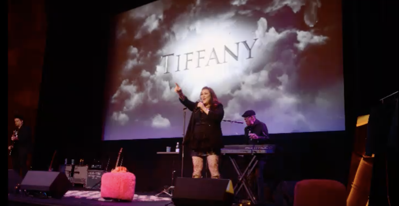 An ’80s Icon Reclaims Her Story in a Retro‑Room Revival