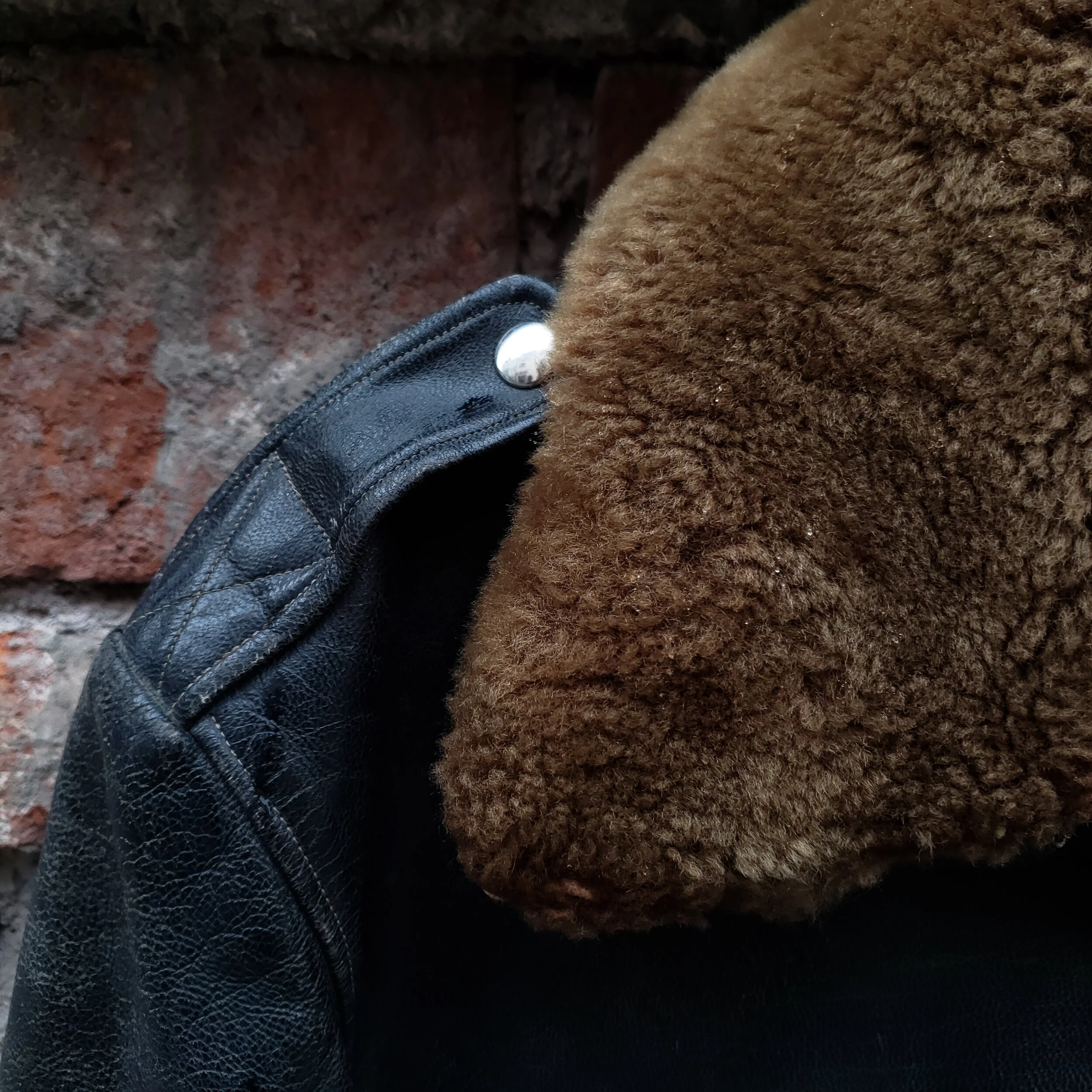 Leather Jacket_ VENDIDA_ detalle cuello(1).jpg