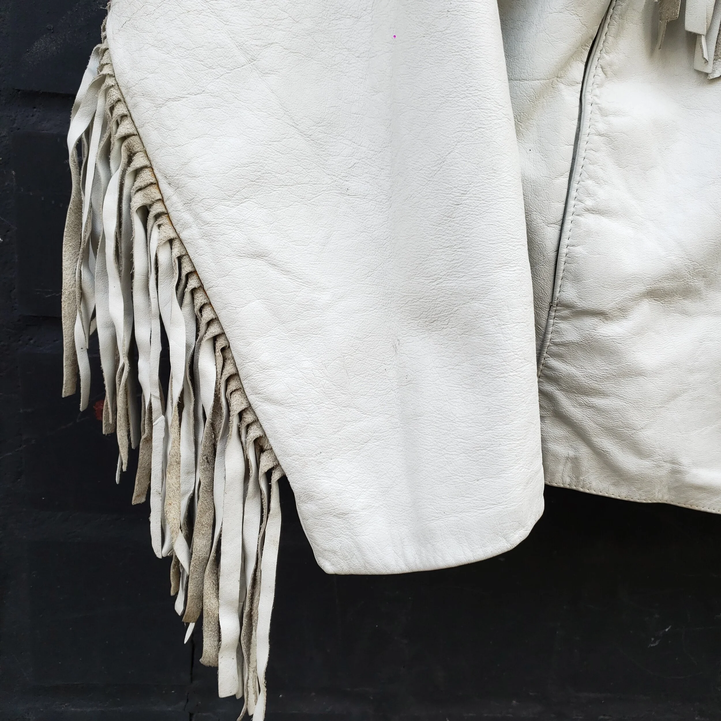 Leather Jacket White_ VENDIDA_ detalle manga.jpg