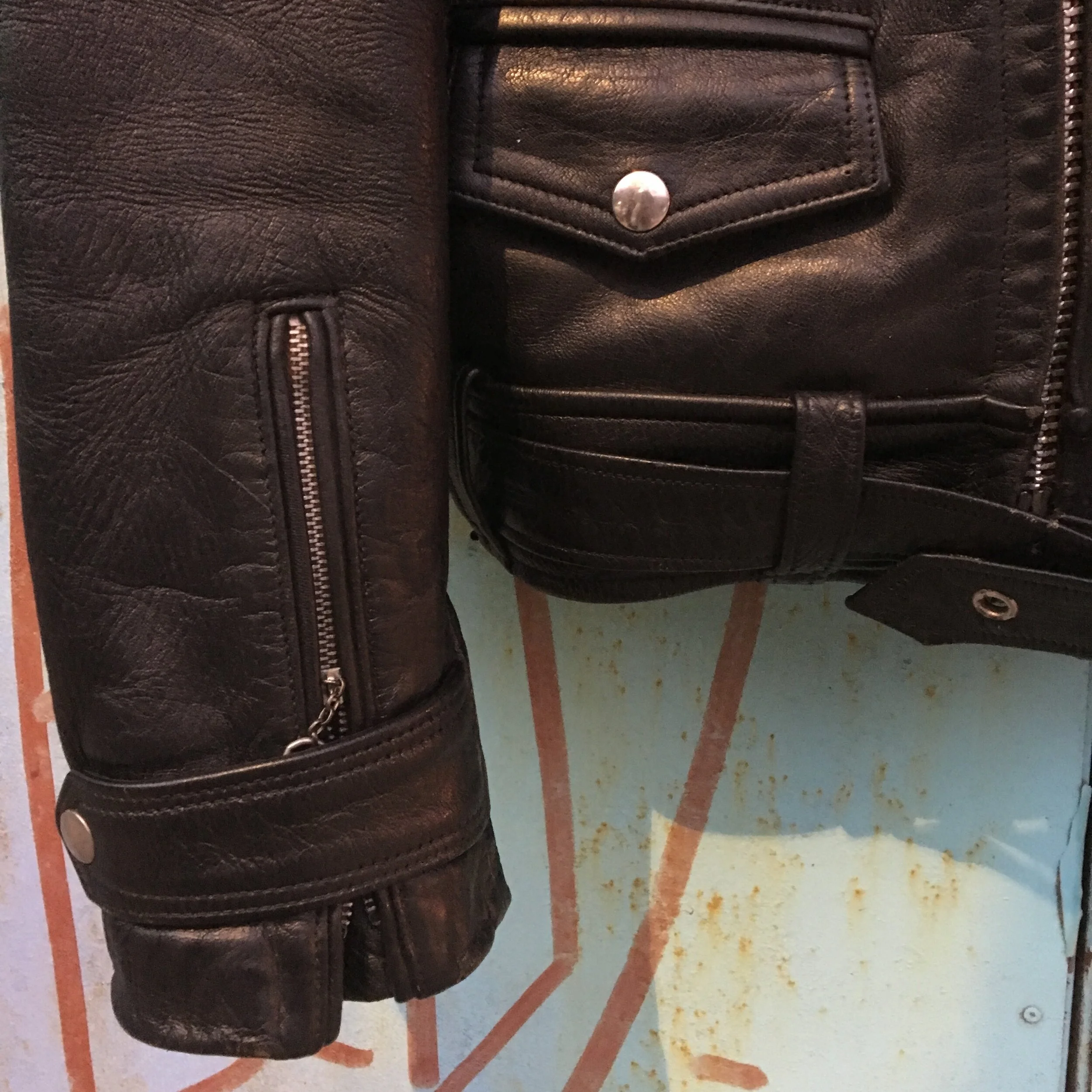 Leather Jacket _ VENDIDA_ detalle manga.JPG