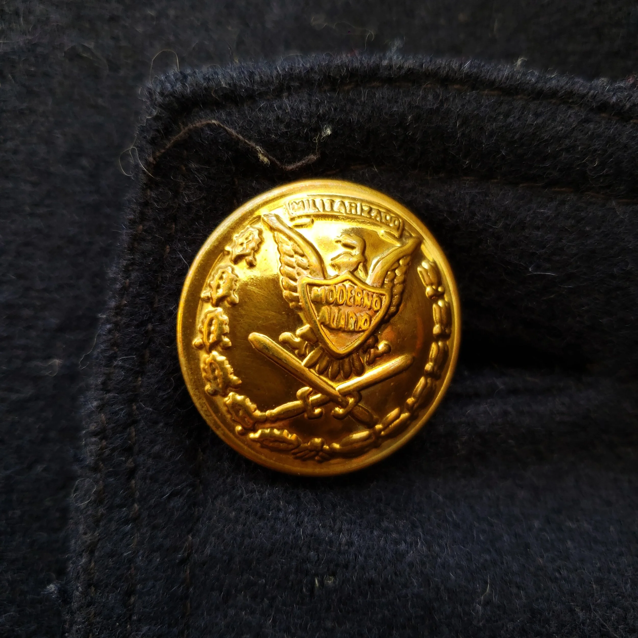 Uniforme Militar_ VENDIDO_ detalle botón.jpg