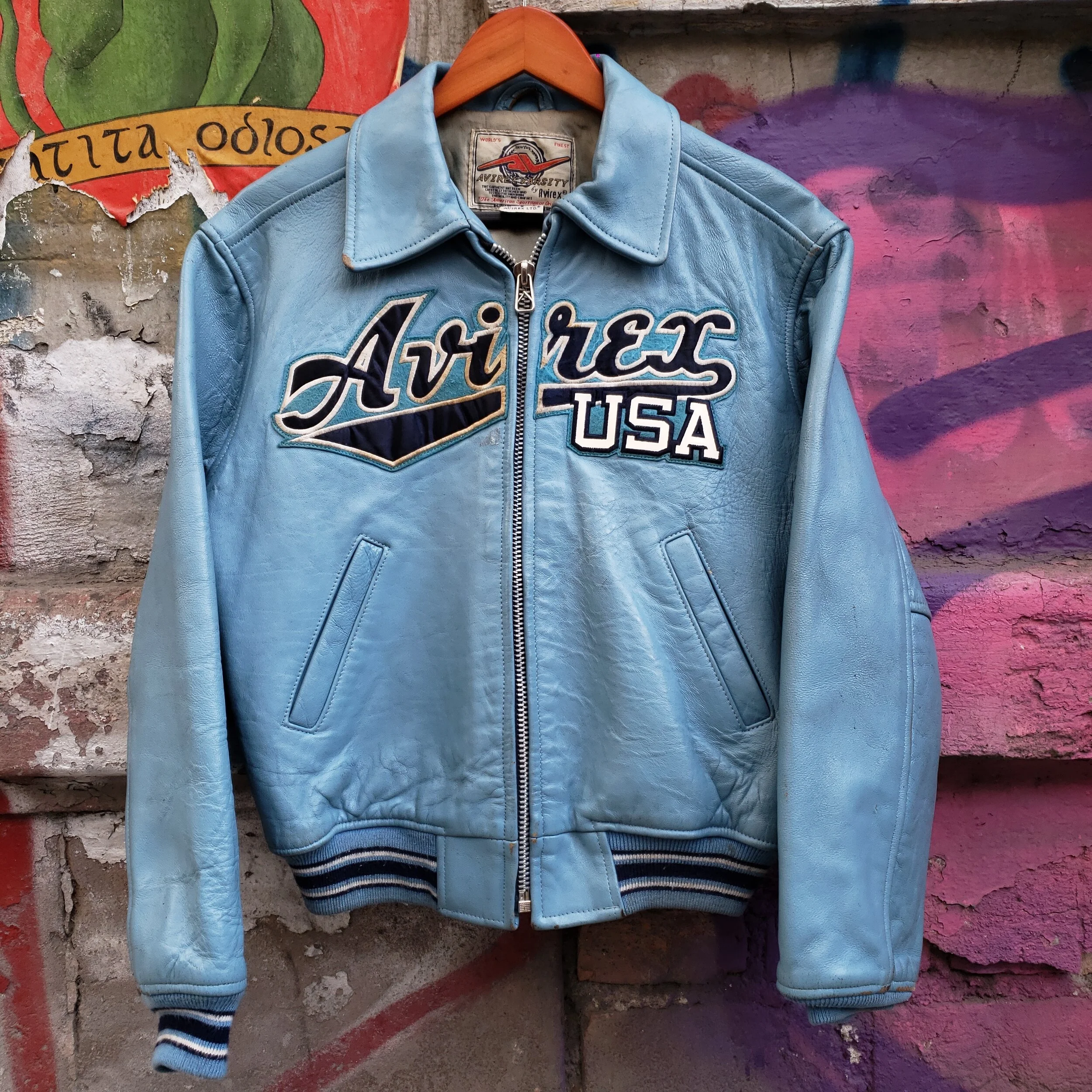 191 Avirex Varsity Azul_ DISPONIBLE_ detalle frente.jpg