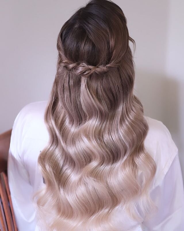 Love me a good glossy wave 🌊 The night before her wedding, this bride box died her hair. 😵 Who has the guts to do that?! Luckily it turned out well! It was not a boring morning, that&rsquo;s for sure! 😂⁣
⁣
#wellingtonhairdresser #nzhairdresser