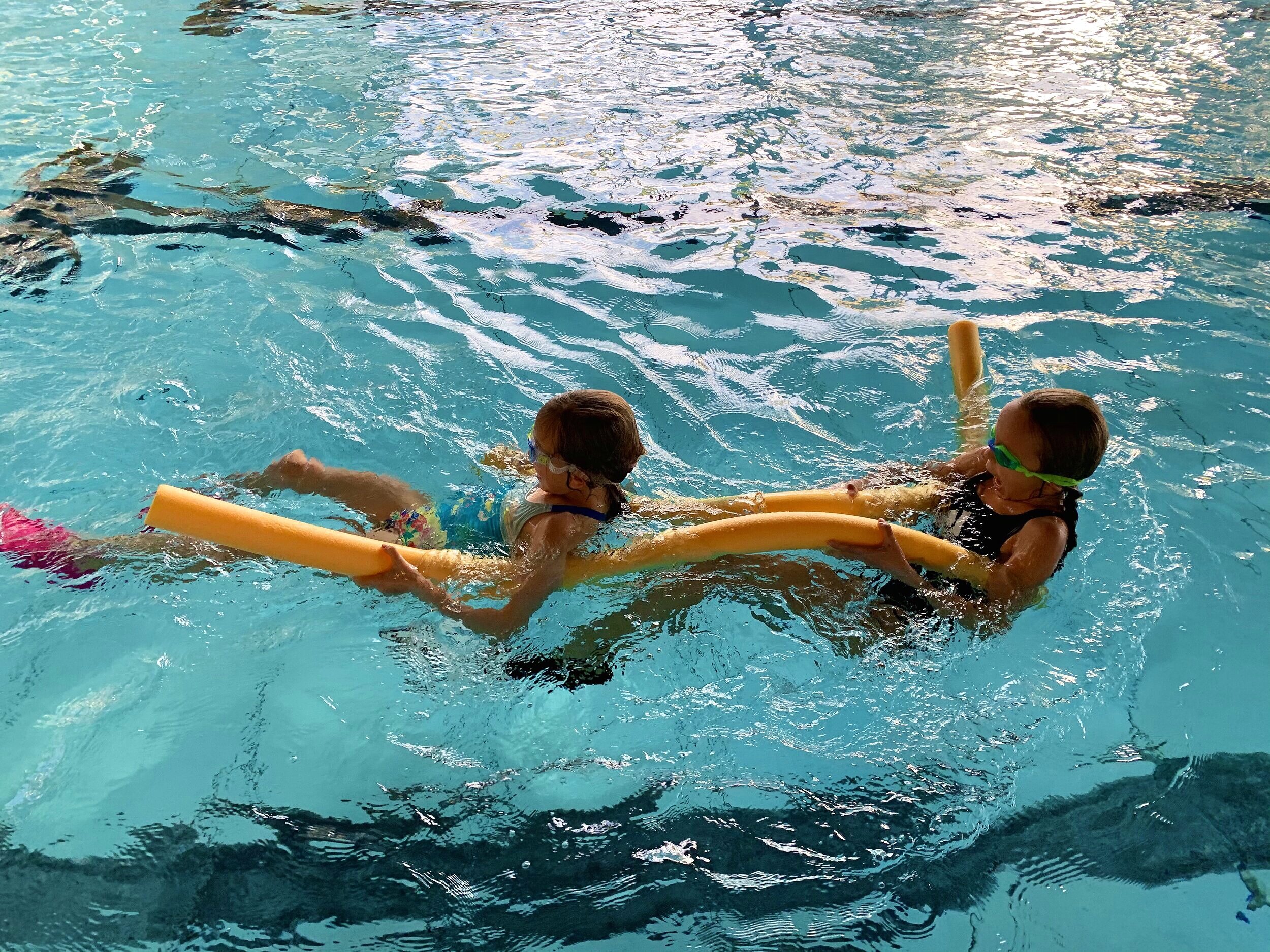 Erlerne die Grundfertigkeiten in Bauch und Rückenlage und werde sicher im Schwimmen