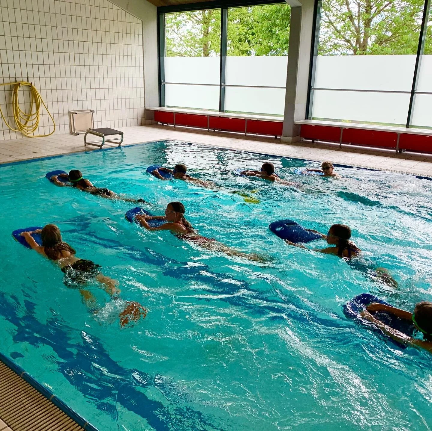 Schwimmen für Kinder mit Kurzflossen - Kraulschwimmen lernen bereits in der Grundschule