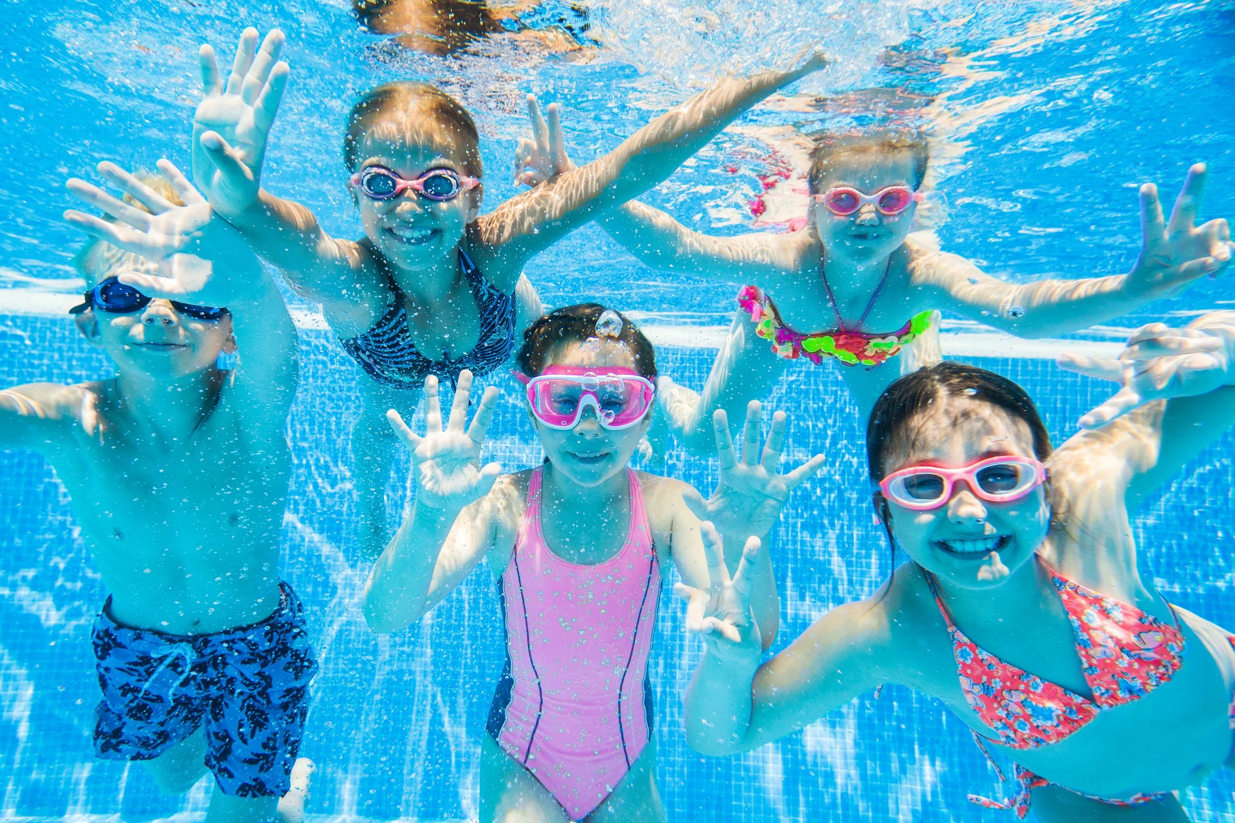 Erlerne die Grundfertigkeiten des Schwimmens ab 5-6 Jahren