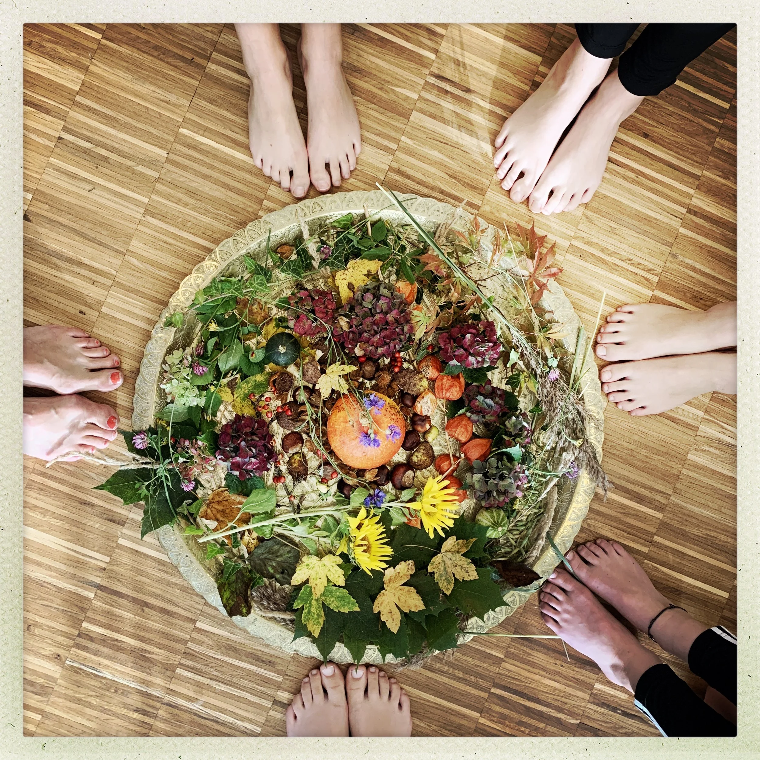 Erstellen eines Herbstmandalas im Kinderyoga im Rahmen der Lehrerfortbildung für Grundschüler