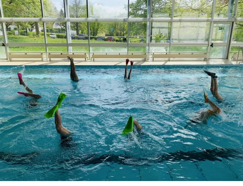 Einfach mal abtauchen! Wer Handstand kann, muss sich nicht länger die Nase zuhalten. Ideal zum Kraulschwimmen lernen.