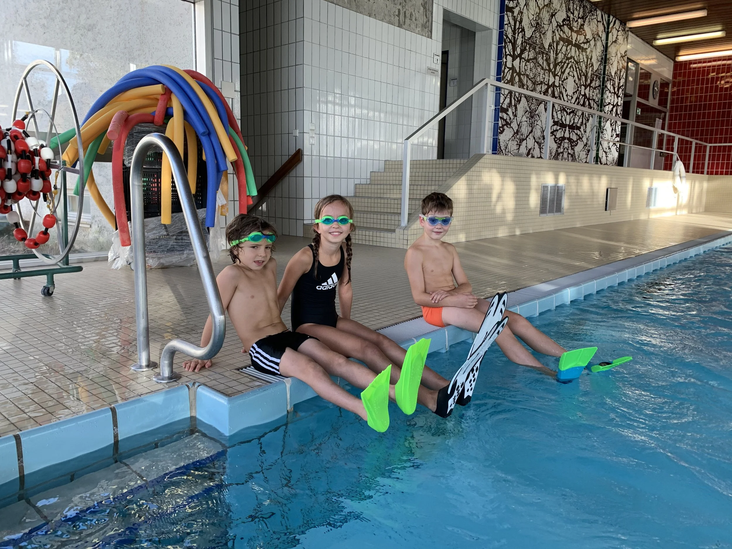 Kinderschwimmen mit Kurzflossen ab Happy Swim Basics Kurs bis zum Kraulkurs