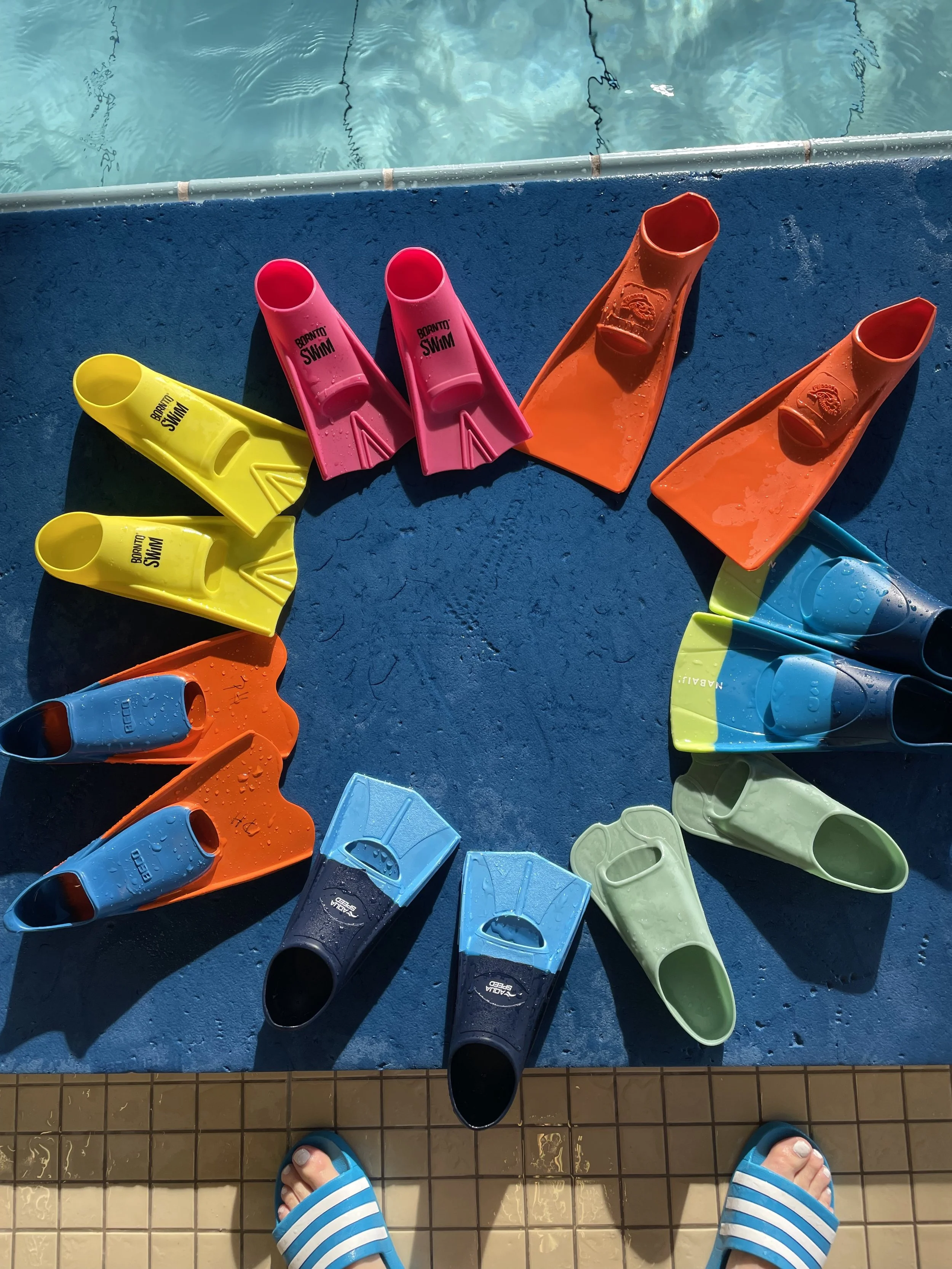 Um Kraulschwimmen zu lernen helfen Kurzflossen die Bewegung leichter umzusetzen und es macht einfach Mega Spass. :-)