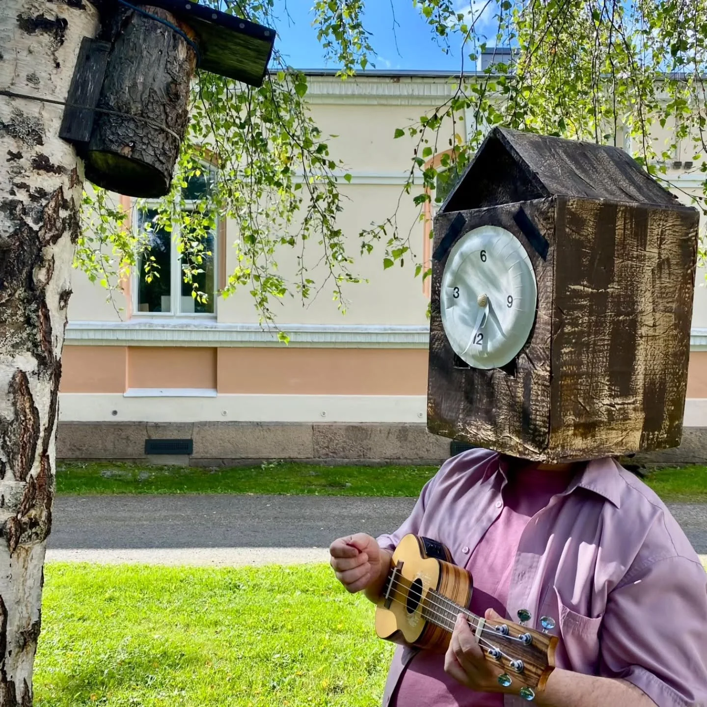 Vuonna 1990 Juho, 5 v, pys&auml;htyi kesken leikkiens&auml; pohtimaan, mit&auml; tapahtuisi, jos vesi ja ilma vaihtaisivat paikkaa. Tai jos p&ouml;nt&ouml;t etsisiv&auml;t kev&auml;isin lintuja asukkaikseen?

T&auml;m&auml; ajatusleikki jatkuu yh&aum