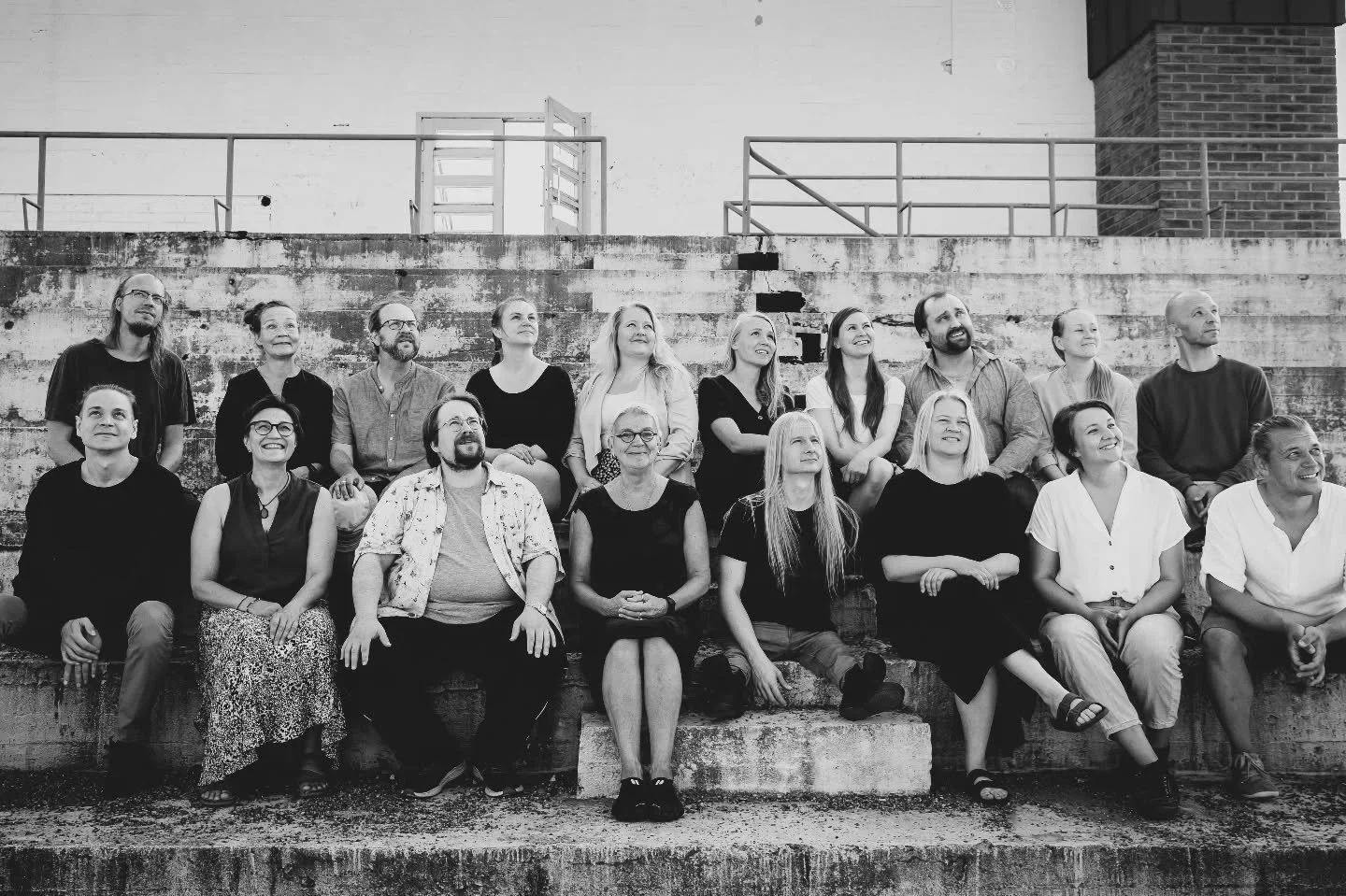 Kuinka p&auml;rj&auml;t&auml; esitt&auml;v&auml;n taiteen freelancerina harvaan asutulla seudulla? 

* Etsi kumppaneita. Liity ja liittoudu. &Auml;l&auml; j&auml;&auml; yksin. Miss&auml; ja keiden kanssa voisit tuntea olevasi samaan aikaan turvassa j