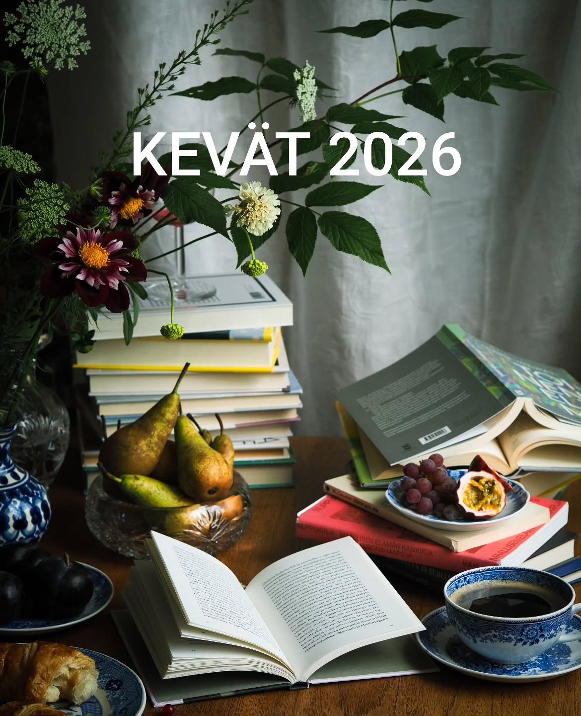 Sunnuntaiaamun kirjakahvien kev&auml;&auml;n ohjelma on t&auml;&auml;ll&auml;! Keskustelemme upeiden kirjailijavieraidemme kanssa kev&auml;&auml;ll&auml; mm. kuolemasta, salamets&auml;styksest&auml;, sillinpyyt&auml;jist&auml; ja rauhanliikkeest&auml