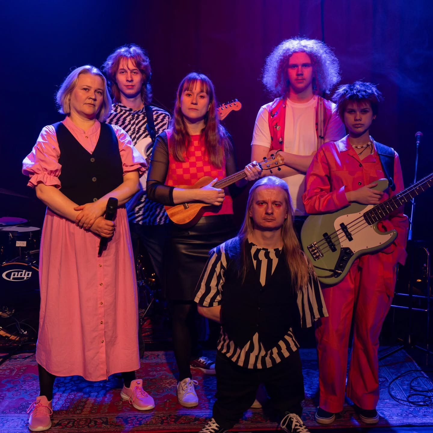 L&auml;htisitk&ouml; n&auml;iden keikalle? 

Kolme y&ouml;t&auml; ensi-iltaan!

&Auml;kki&auml; olen viidelle henkil&ouml;lle rekister&ouml;idyss&auml; autossa -esitykset Seminaarin Taidekampuksella to 27.11. klo 19 alkaen ✨

📷 Alex Chebotaev 

#vaa