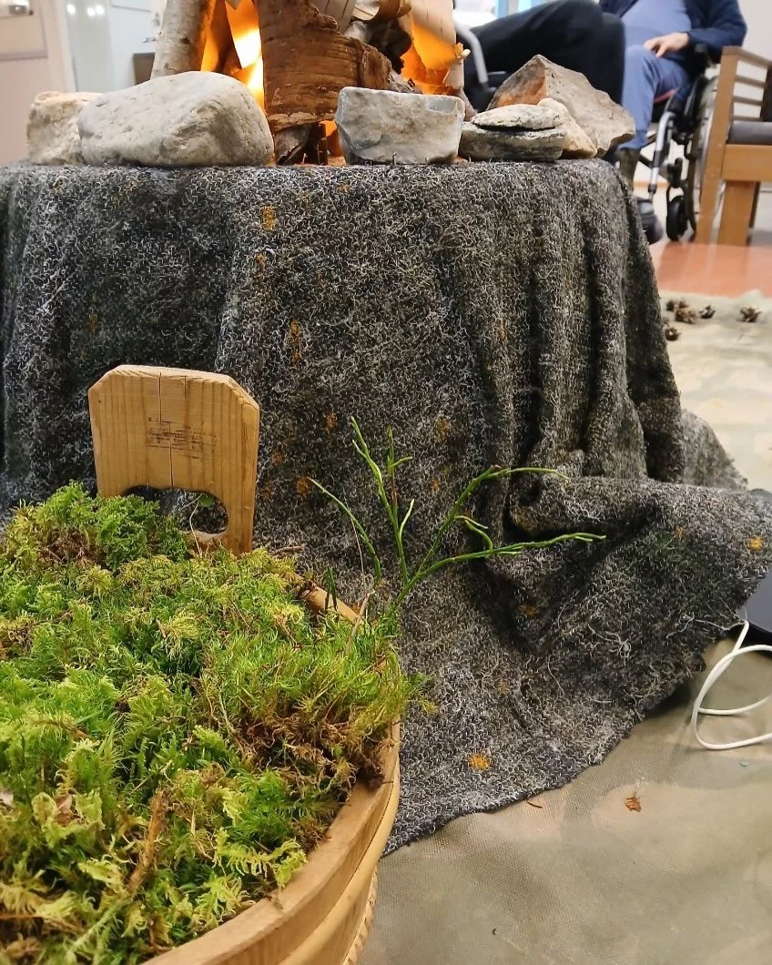 Tarinoita ilman sanoja - aistimatka mets&auml;&auml;n k&auml;vi pienell&auml; joulukiertueella ik&auml;ihmisten luona syksyn p&auml;&auml;tteeksi. Toppilan ja Onnelan hoivakotien asukkaiden kanssa vietettiin mukavat hetket mets&auml;n &auml;&auml;rel