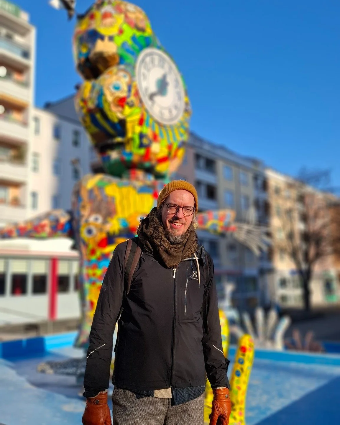 🎭 Vaaran Veikko Leinonen ty&ouml;skenteli joulun ja uudenvuoden ajan kulttuuriyhdistys S&auml;r&ouml;n taiteilija- ja tieteilij&auml;residenssiss&auml; Frankfurt an der Oderissa. Residenssijakson aikana h&auml;n kirjoitti seuraavaa n&auml;ytelm&auml