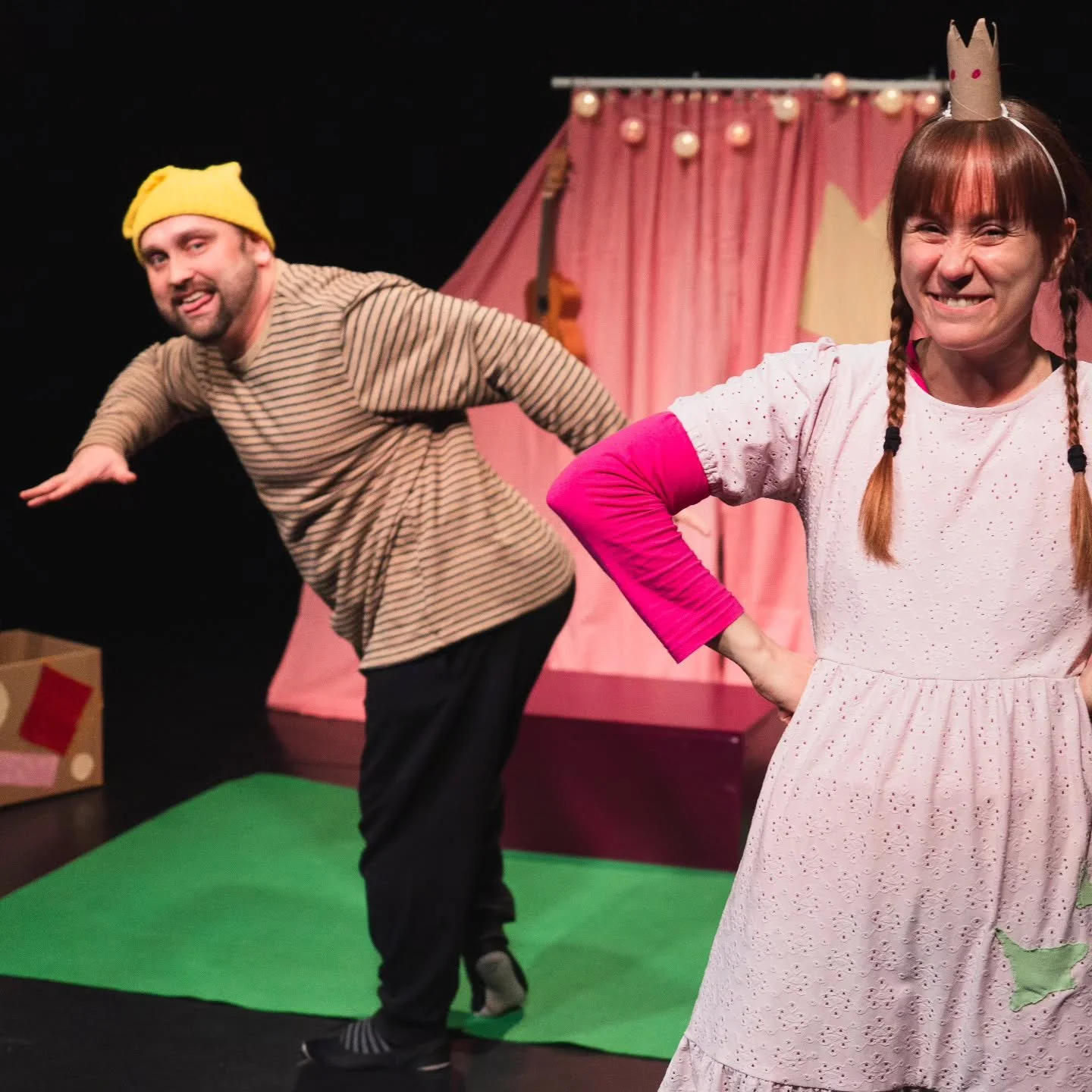 Valmistaudu hypp&auml;&auml;m&auml;&auml;n riemukkaaseen seikkailuun, jossa kruunut lentelev&auml;t ja aikuiset saavat kyyti&auml;! Prinsessa Pikkiriikki on Vaara-kollektiivin hurmaavan anarkistinen lastenteatteriesitys, jossa mik&auml;&auml;n ei men