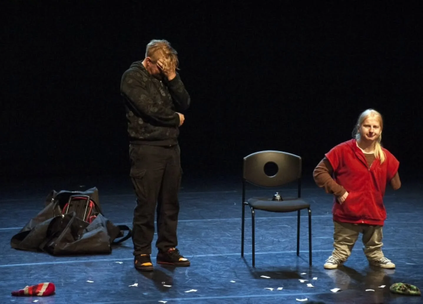 Ei kai taas? Voi kyll&auml; vaan!

Vuodesta 2014 kouluja kiert&auml;nyt T&auml;n&auml;&auml;n koulun j&auml;lkeen pakkaa l&auml;tk&auml;kassinsa ensi syksyn&auml; uudelle rundille. Janne Kinnusen omakohtaisiin kouluvuosien kiusaamiskokemuksiin perust