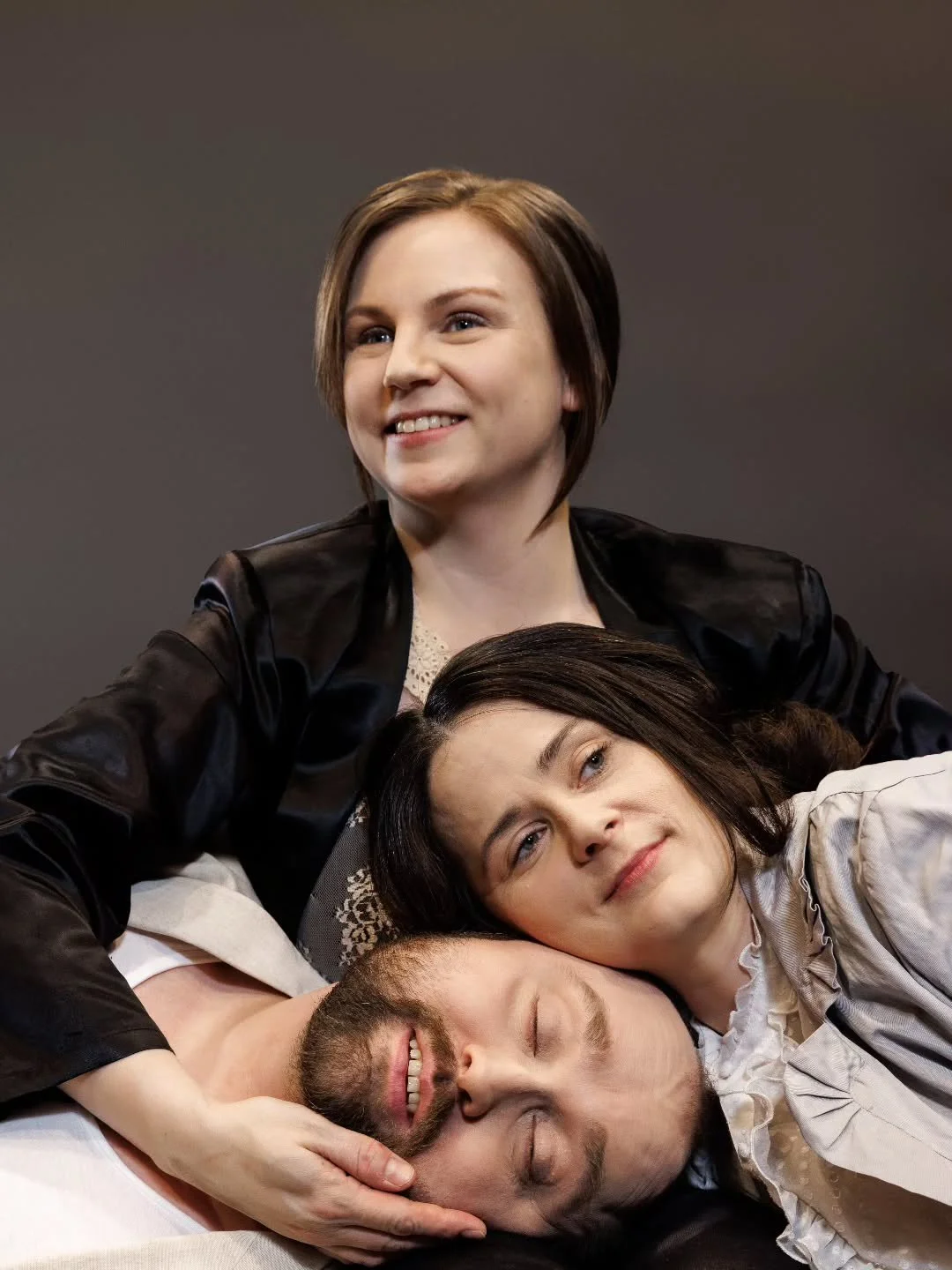 Vallankumouksellisena suurlakkovuonna 1905 suomalainen yhteiskunta k&auml;vi ylikierroksilla. Kaikkein kovimmilla kierroksilla p&ouml;rr&auml;si "suuri lapsi, jumalten suosikki ja tuhlaajapoika" Eino Leino. Vuoden aikana runoilija julkaisi 