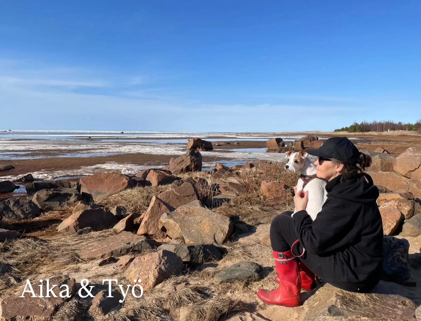 Soile Savela, mit&auml; kuuluu juuri nyt?

- Aivan hyv&auml;&auml; kuuluu, kiitos kysym&auml;st&auml;. Monenkokoisia ja -v&auml;risi&auml; kyni&auml; on p&ouml;yd&auml;ll&auml; just nyt. Ihan konkreettisestikin. Ja valonm&auml;&auml;r&auml;! Se lis&a