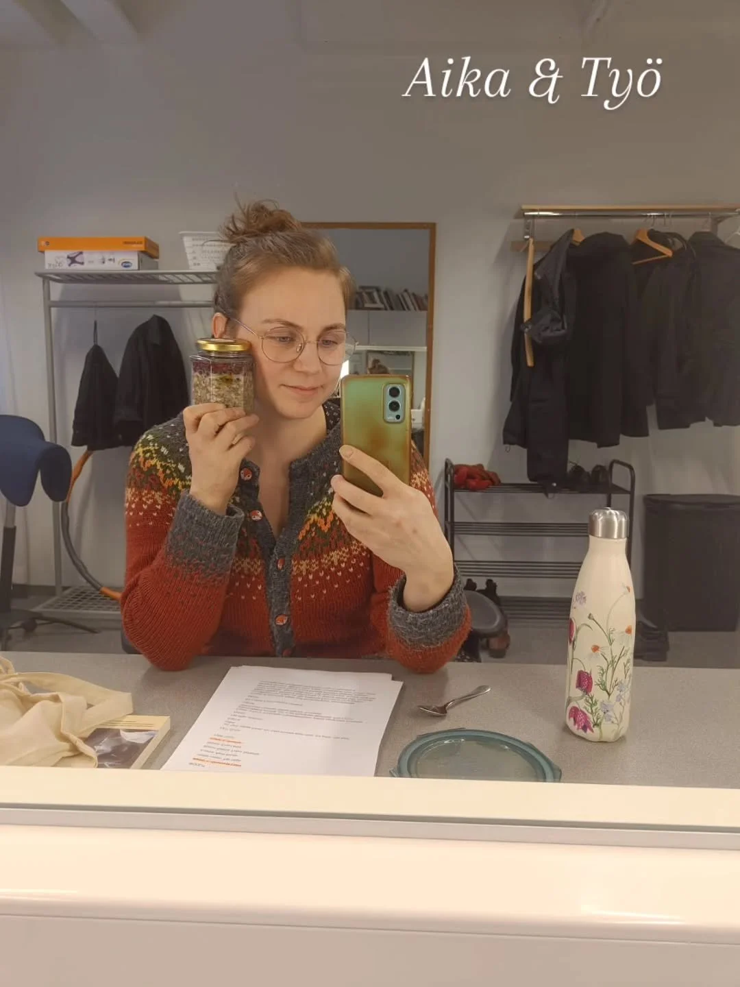 Karoliina Kuvaja, her&auml;&auml;t ty&ouml;reissulla keskell&auml; y&ouml;t&auml; s&auml;hk&ouml;tt&ouml;m&auml;ss&auml; m&ouml;kiss&auml;. Mit&auml; on tapahtunut?

- Ollaan keikalla kollektiivin j&auml;senten kanssa, ja keikalla on sen verran leppo