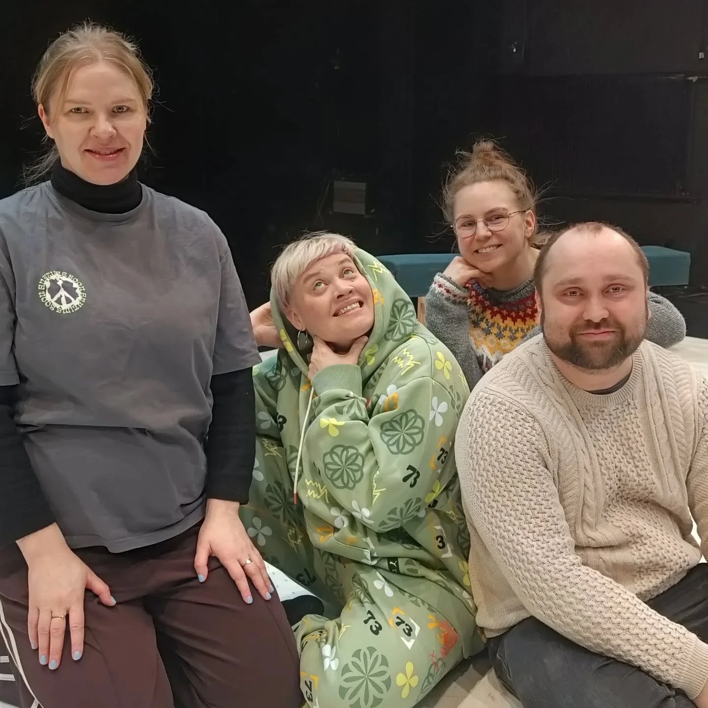 Ensimm&auml;iset pari viikkoa Eino - Runoilijan ruuhkavuodet -esityksen treenej&auml; takana! ✨

K&auml;sikirjoittaja Hurmeen k&auml;siss&auml; teksti on valmistunut ja ensimm&auml;iset l&auml;pikahluutkin n&auml;ytt&auml;m&ouml;ll&auml; on jo takana