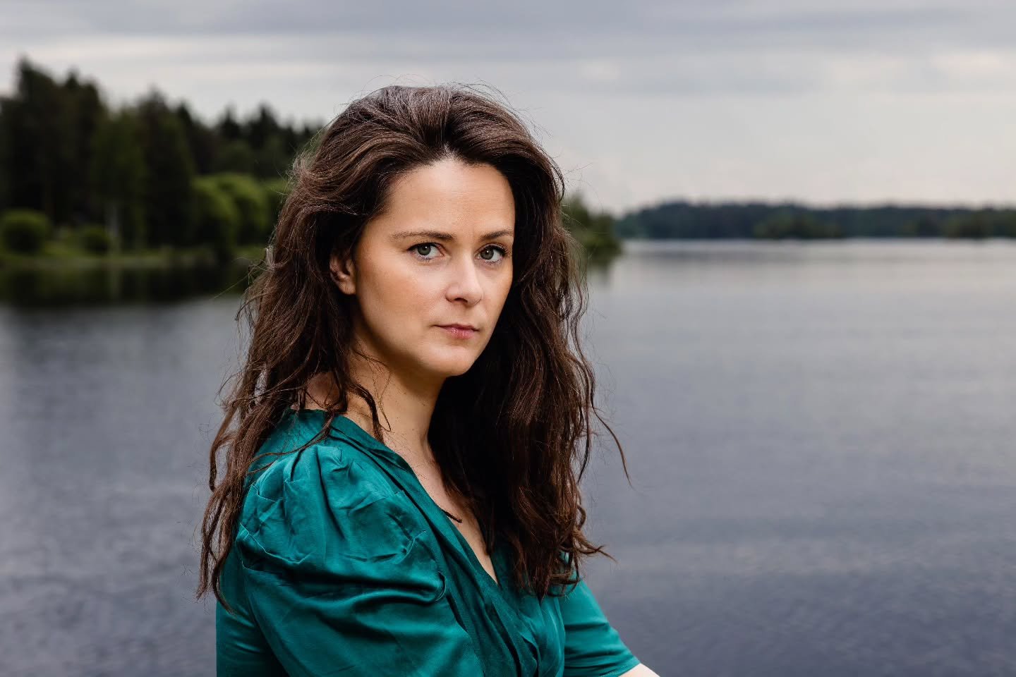 Sunnuntaiaamun kirjakahveilla juhlitaan su 29.3. kirjailija Karoliina Niskasen uuden romaanin Sillinpyyt&auml;j&auml; (Bazar) ilmestymist&auml;. 

Sillinpyyt&auml;j&auml; on aistivoimainen ja tummas&auml;vyinen romaani tyt&ouml;st&auml;, joka karkasi