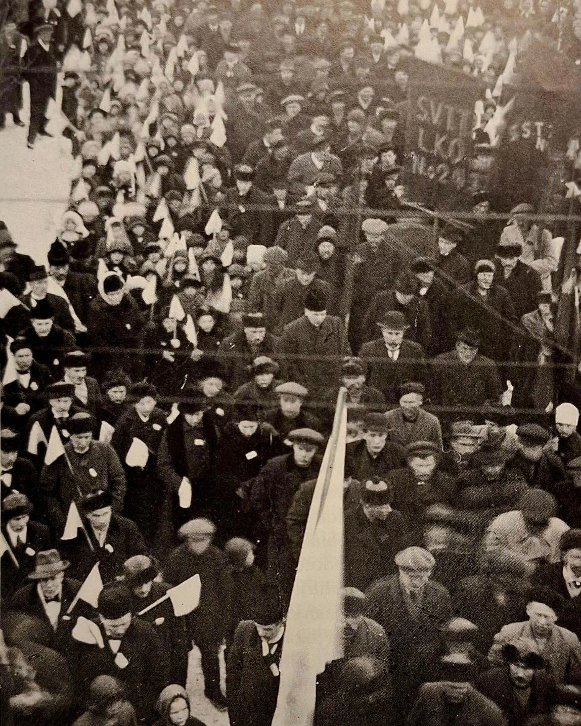 Kajaani kev&auml;ttalvella

Ensimm&auml;inen maailmansota on jatkunut kolmatta vuotta, mutta se ei ole juuri koskettanut Kajaania. 

Perjantaina 16.3.1917 Kajaaniin levi&auml;&auml; sana, ett&auml; keisari Nikolai II on luopunut Pietarissa vallasta. 