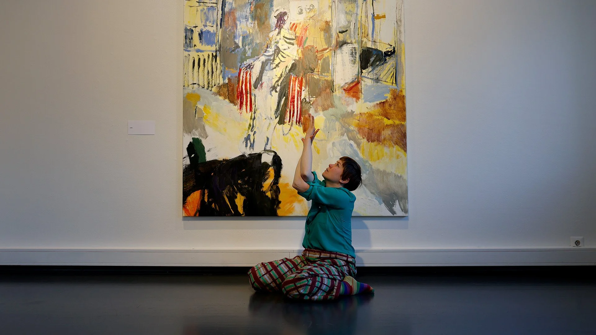 Tanssitaiteilija Satu Rinnetm&auml;ki ty&ouml;skentelee par aikaa 3-vuotisella taiteilija-apurahalla ja t&auml;m&auml;n kolmen vuoden aikana h&auml;n tekee yhteisty&ouml;t&auml; Kajaanin Taidemuseon kanssa ty&ouml;st&auml;en jokaisen n&auml;yttelyn y