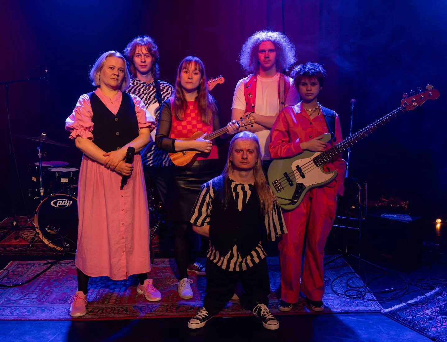 Ensi kes&auml;n Runoviikon ohjelma julkistettiin t&auml;n&auml;&auml;n, ja mukana on my&ouml;s t&auml;m&auml; timanttinen matkaseurue! 

&Auml;kki&auml; olen viidelle henkil&ouml;lle rekister&ouml;idyss&auml; autossa palaa Seminaarin Taidekampukselle