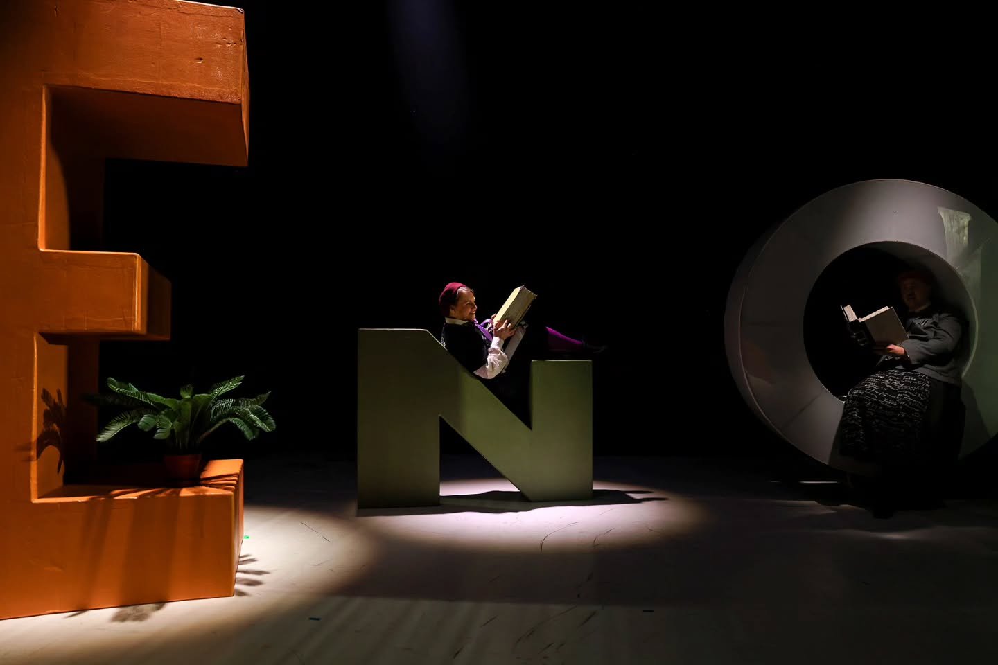 Eino - Runoilijan ruuhkavuosi -esityksen ensi-ilta on onnellisesti ohi. Lauantaina katsomosta p&ouml;rr&auml;si pihalle aimo joukko iloisia, vaikuttuneita ja kiitollisia katsojia - sek&auml; ainakin yksi, joka harmitteli ettei Sakari Kukko ollut t&au