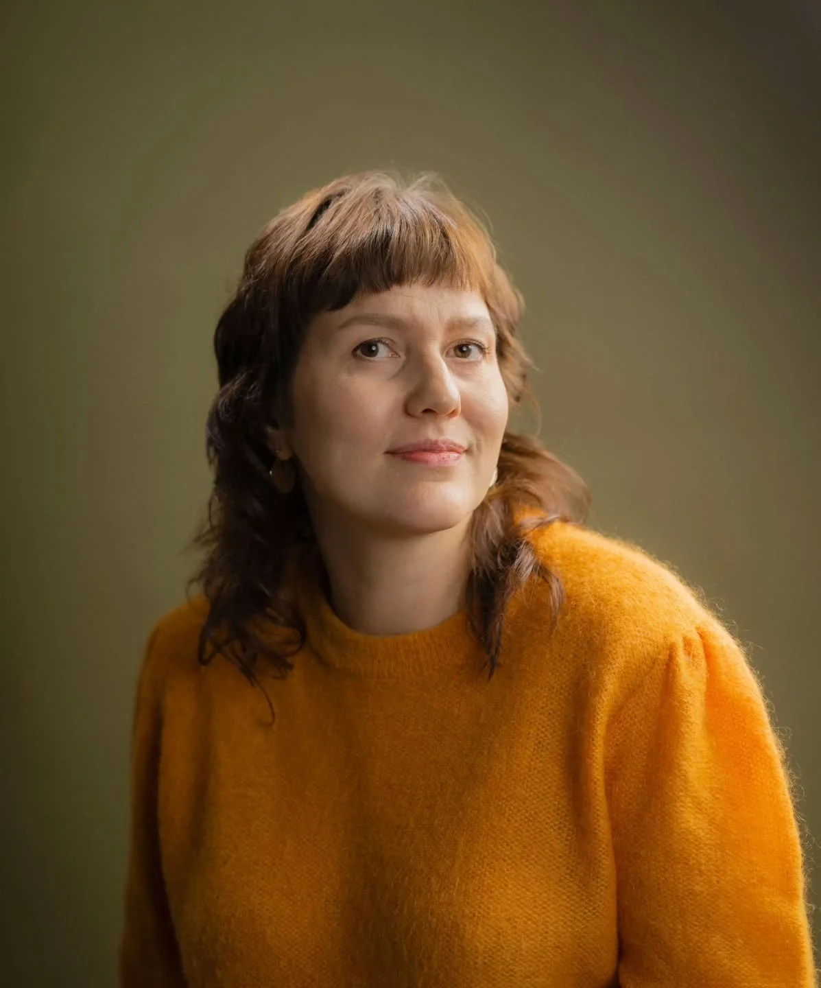 Sunnuntaiaamun kirjakahvien vieraaksi saapuu su 26.4. hailuotolainen kirjailija Liisa Louhela, jolta on ilmestynyt t&auml;n&auml; kev&auml;&auml;n&auml; rauhanromaani Mies joka kantoi aurinkoa syliss&auml;&auml;n (Otava). 

Mies joka kantoi aurinkoa 