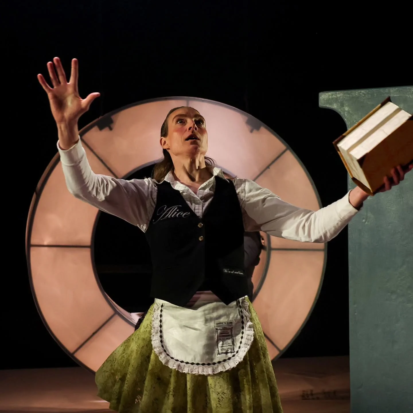 Tuulla lupsuttaa! Vaan Teatteritalon h&auml;m&auml;r&auml;ss&auml; on l&auml;mmin ja Satu Turusen ja kumppaneiden upean n&auml;yttelij&auml;nty&ouml;n loimussa on ihmisen hyv&auml; tuijotella historiaansa silm&auml;st&auml; silm&auml;&auml;n.

Eino -