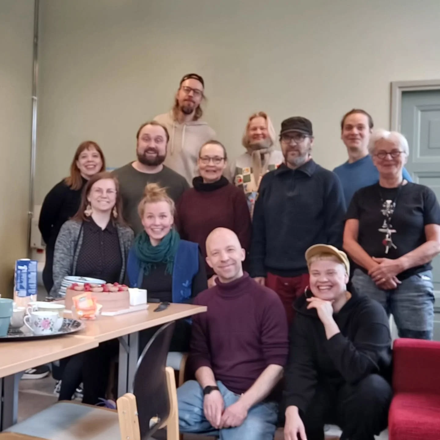 Kippist&auml;mme t&auml;n&auml;&auml;n vahvalla kahvilla ja vegaanisella suklaakakulla Elsaa ja Elsan vet&auml;m&auml;&auml; Raakku-jengi&auml;, joka sai viime viikolla Koneen S&auml;&auml;ti&ouml;n Mets&auml;n puolella -rahoituksen. Pid&auml;mme sit