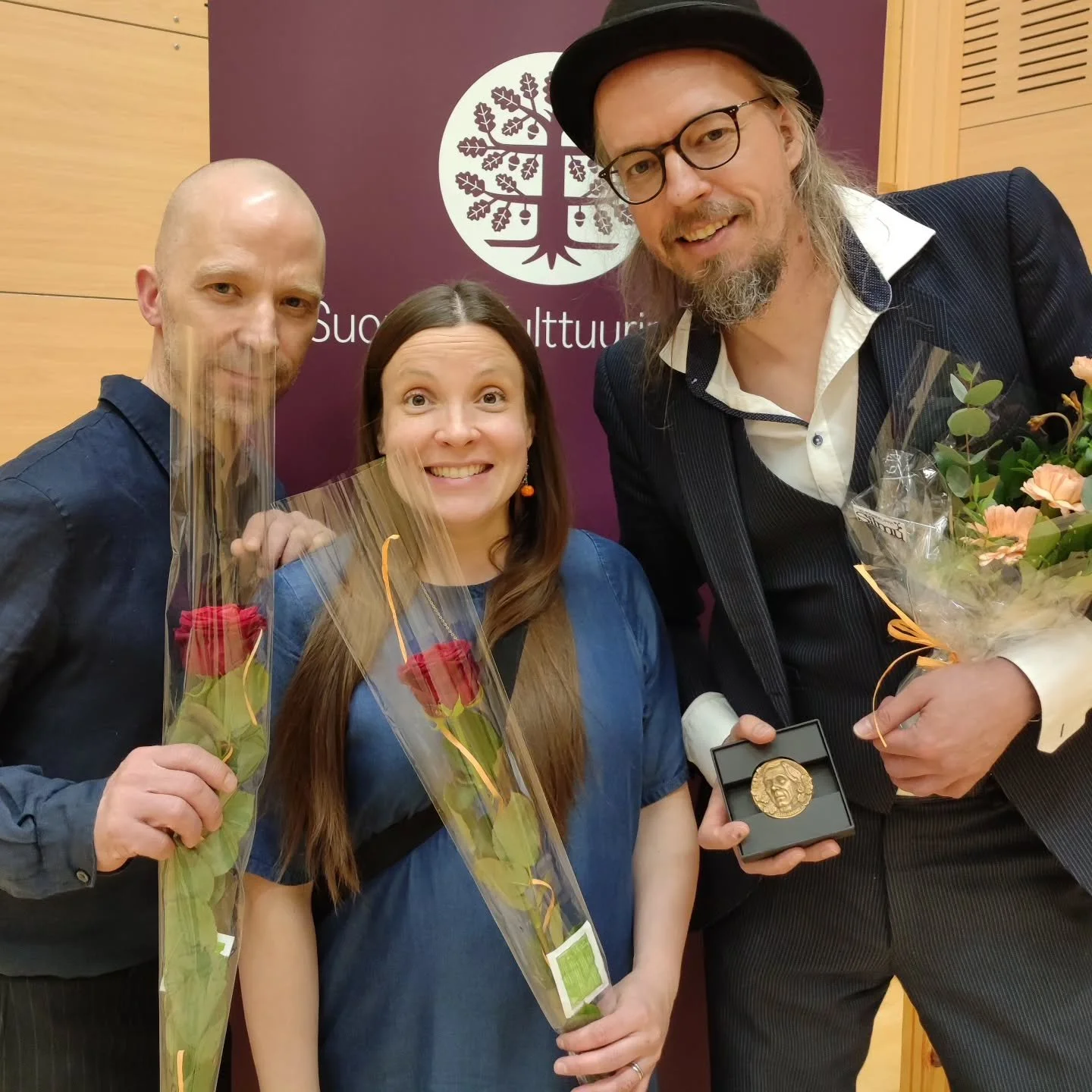 Terveisi&auml; Ristij&auml;rvelt&auml;! 

Vaara pokkasi t&auml;n&auml;&auml;n Kainuun Rahaston vuosijuhlassa 20 000 euron k&auml;rkihankeapurahan lastenteatterikantaesityksen toteuttamiseen ja esityskiertueeseen Kainuussa. Apurahalla toteutetaan kant