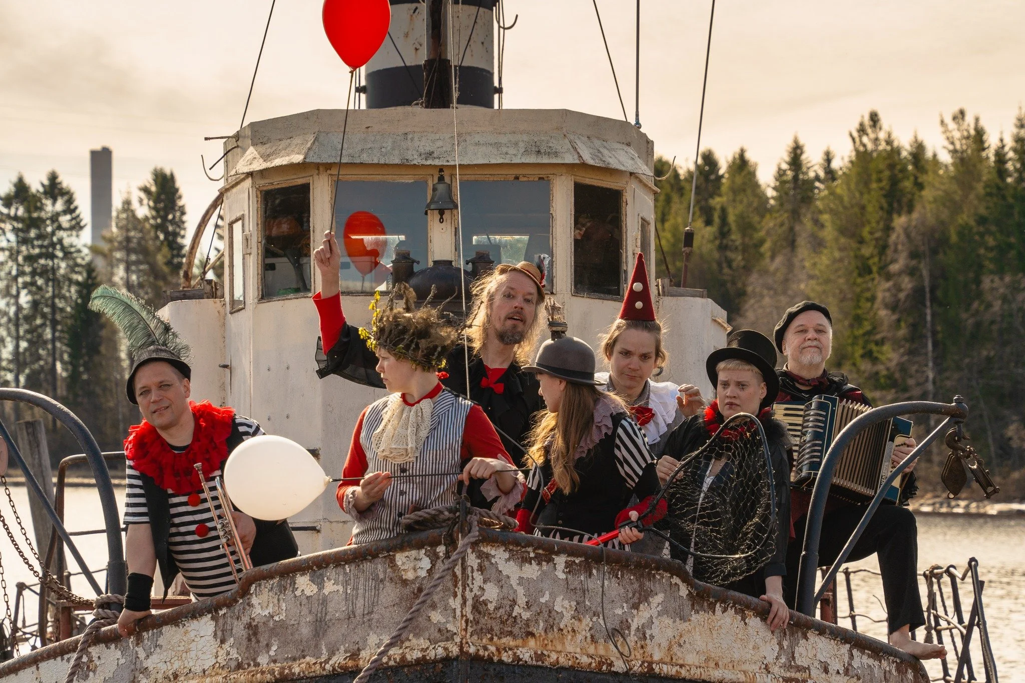 📜 Tiesitk&ouml;, ett&auml; kiertueteatterit ovat kulkeneet Suomea pitkin ja poikin jo 1600-luvulta l&auml;htien?

Silloin komeljanttarit kantoivat lauluja ja tarinoita repuissaan. Me Ouluj&auml;rven h&ouml;yrylaivateatterissa nostamme t&auml;m&auml;
