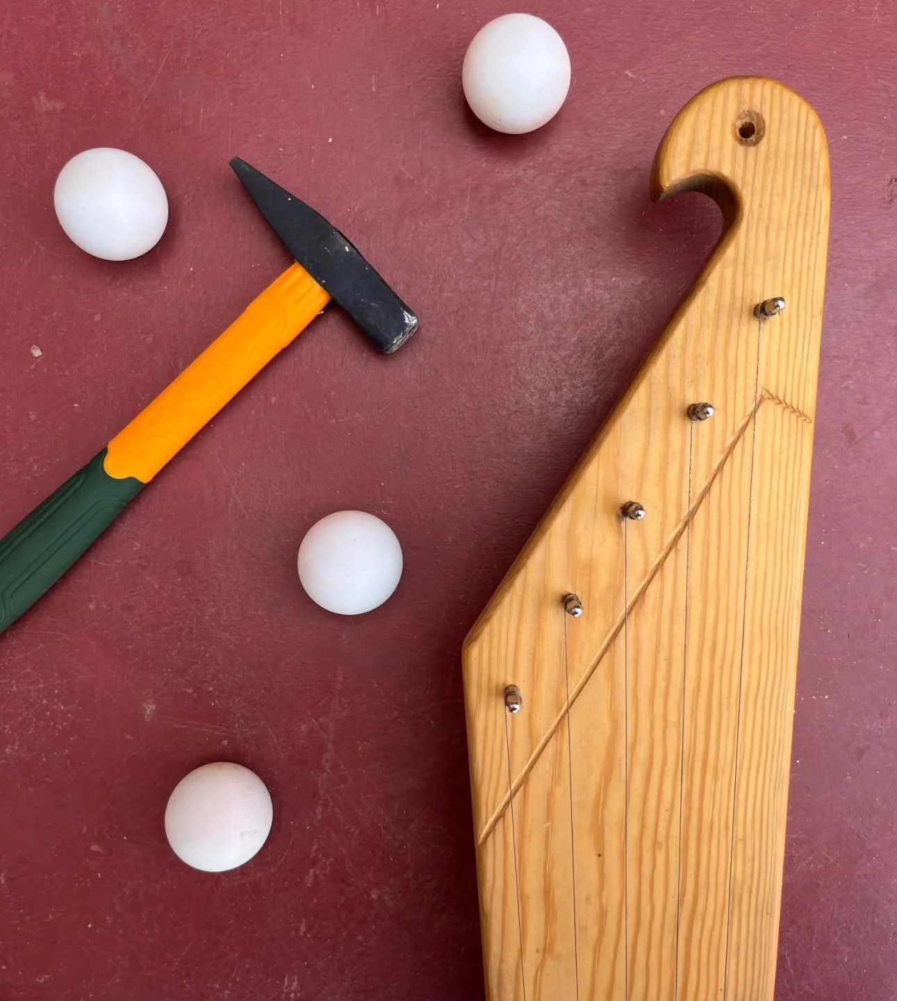 Tulossa syyskuussa: SMASHING KANTELE

Smashing Kantele on kansallissoittimemme kanteleen ruumiinavaus, pseudoakateeminen luento ja huuruinen folk-disko. Se on vimmainen n&auml;ytt&auml;m&ouml;kollaasi kanteleen k&auml;&auml;nt&ouml;puolesta ja siit&a