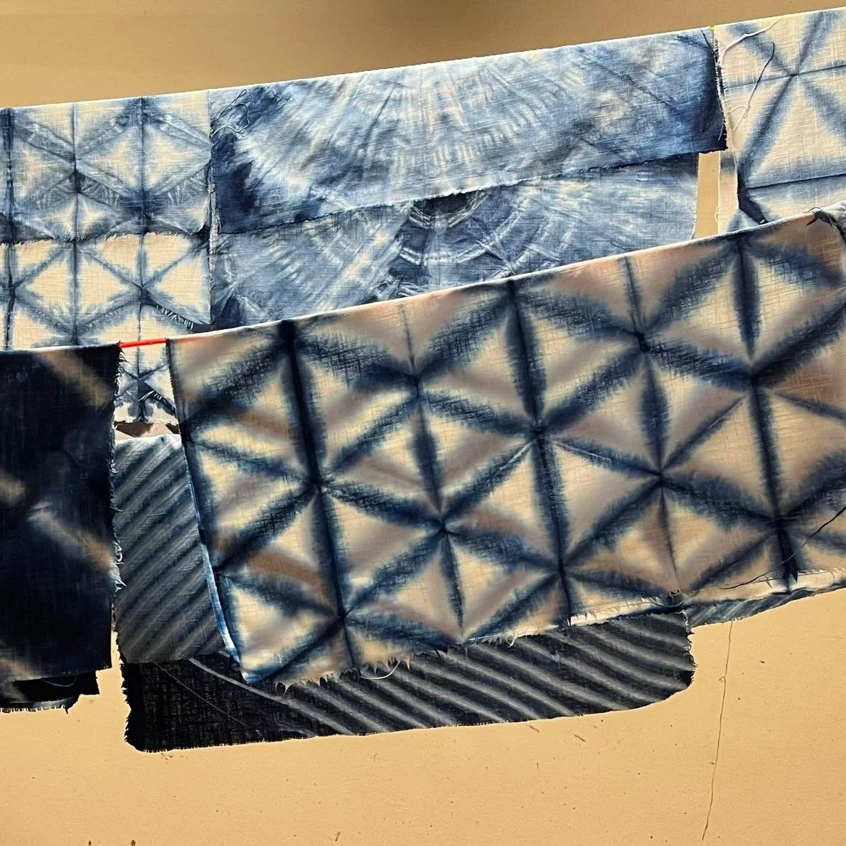 BLAU machen, ROT färben. Musterbildung in Shibori