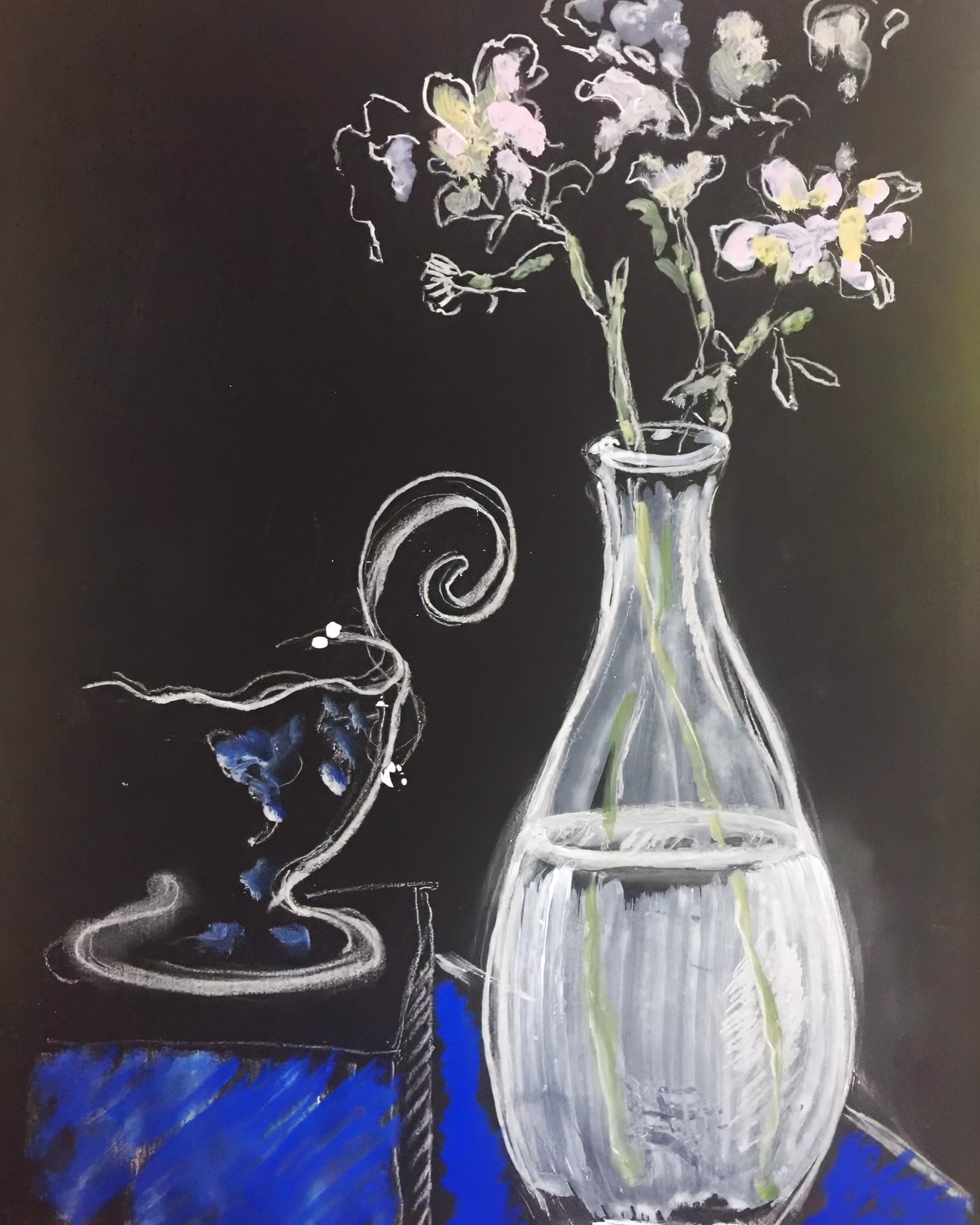 Een schilderij door Anna de Leeuw van een vaas met bloemen op een zwarte achtergrond. De bloemen zijn vaag geschilderd met pastelkleuren, en er is een andere bloem en een bloemstengel die eruit lijken te vallen.