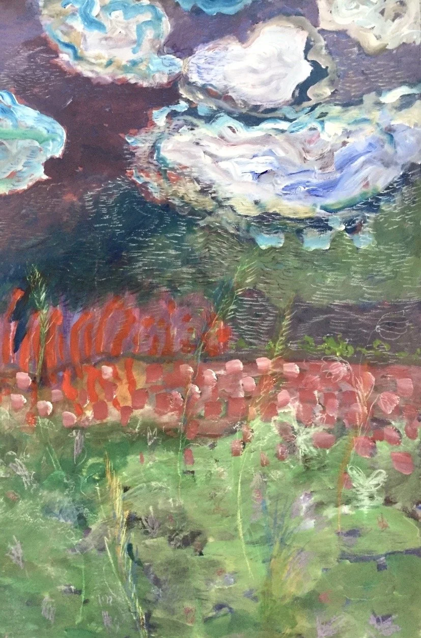 Een kleurrijk schilderij door Anna de Leeuw van een landschap met een lucht vol grote, pluizige wolken, een groen veld met bloemen en planten, en een rotspartij in de achtergrond.