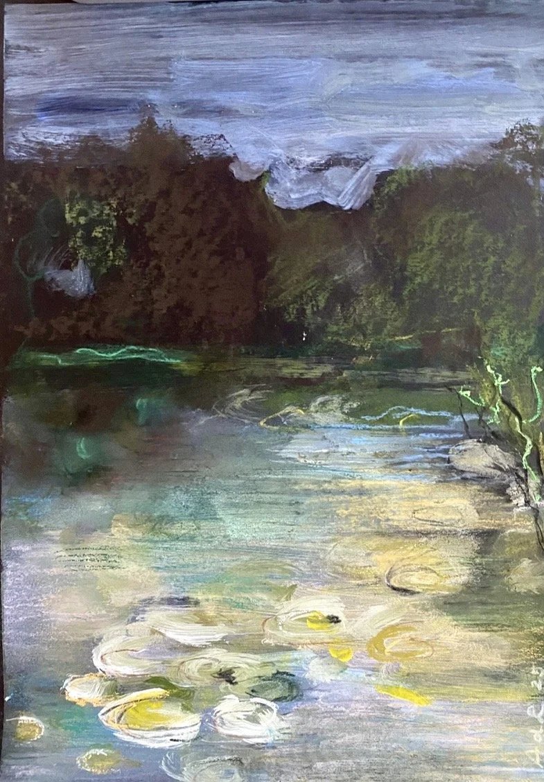 een schilderij van een rivier met waterlelies en groene bomen, onder een bewolkte lucht door de Amsterdamse kunstenaar Anna de Leeuw.