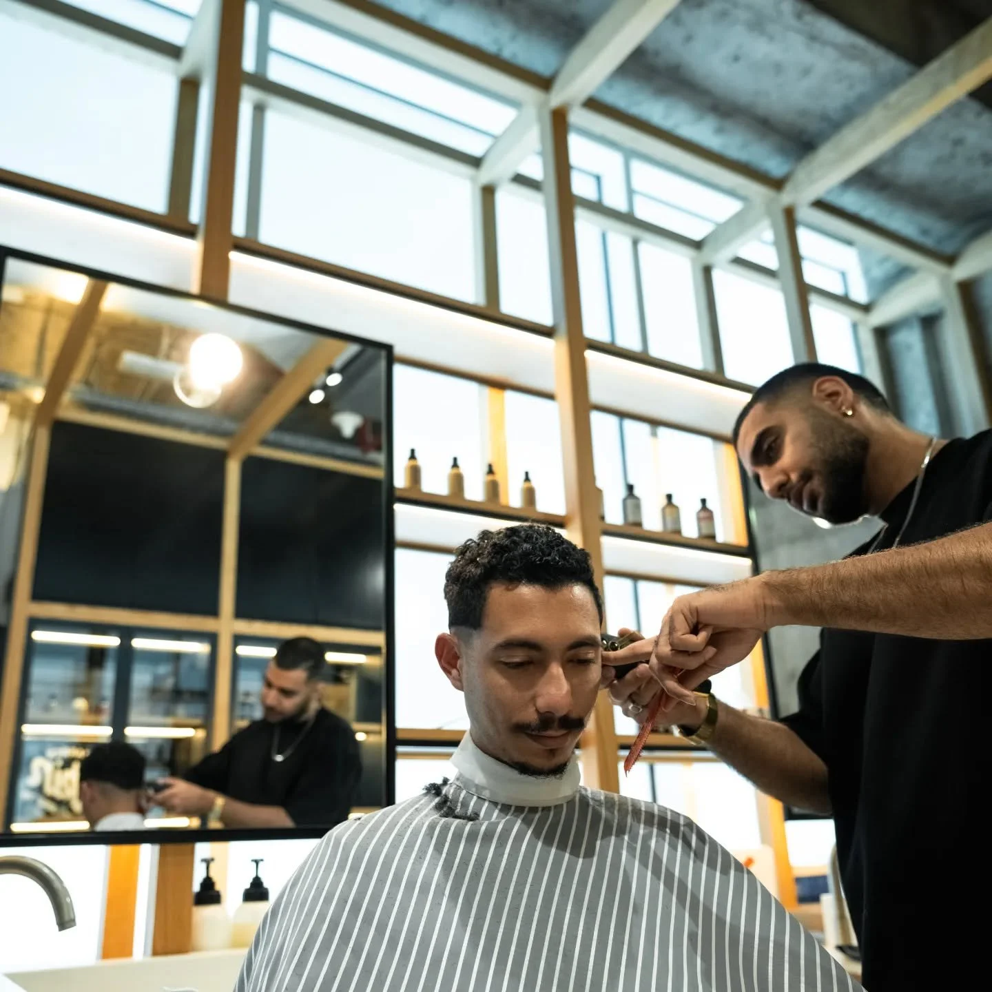 Alireza applying his magic touch and creating the prefect fade @alireza.dbarber 
#weareakin
