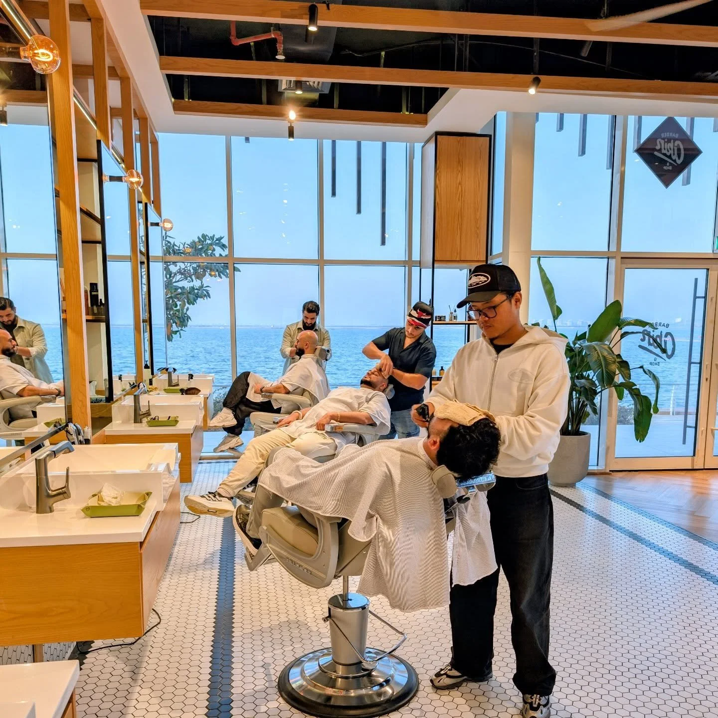 Proper service. Proper view ( yes, we side it 😅)
And proper barbers.
AbuDhabi winter done right.

#weareakin