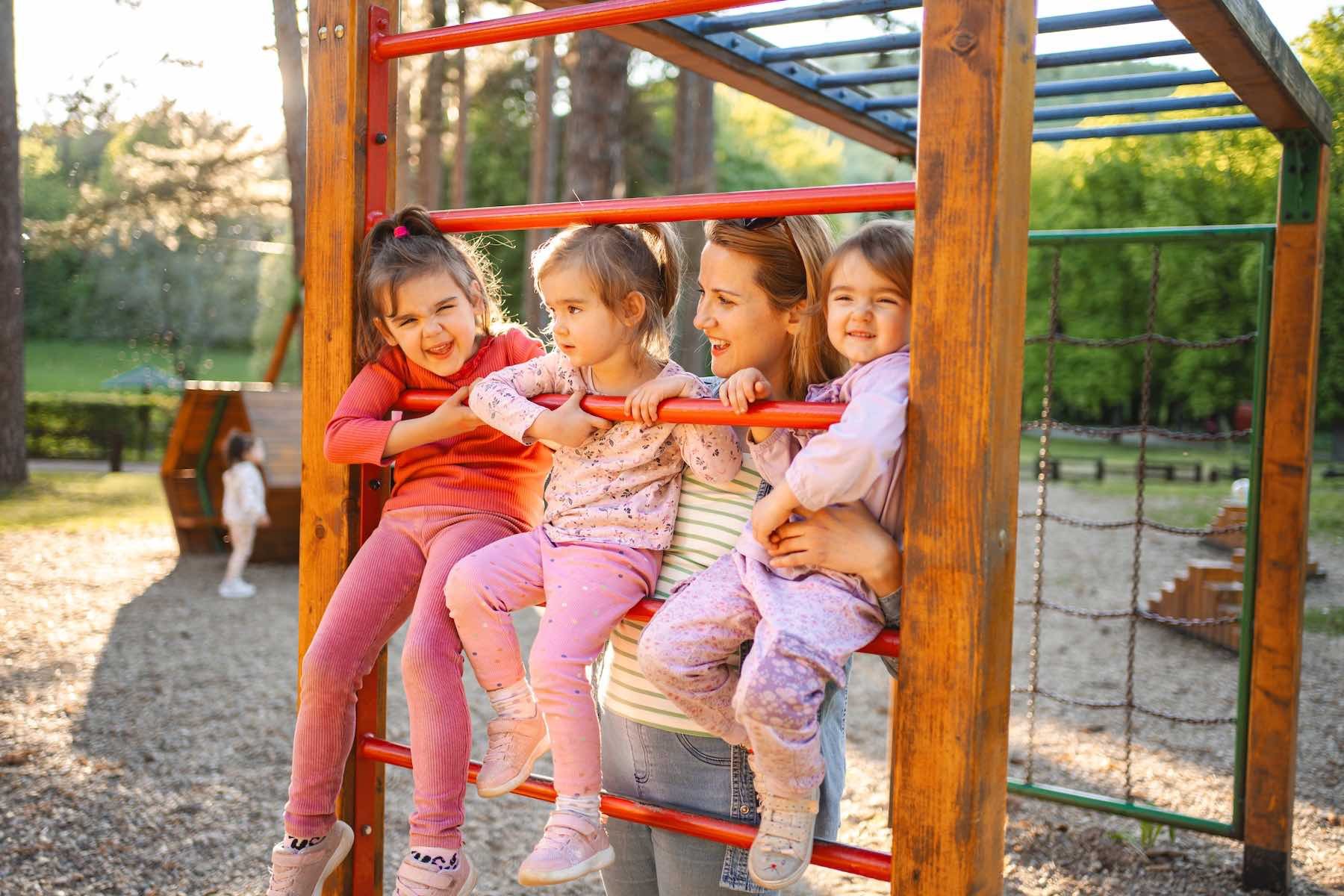 rollerfitness-smiling-mom-with-daughters-on-the-playground