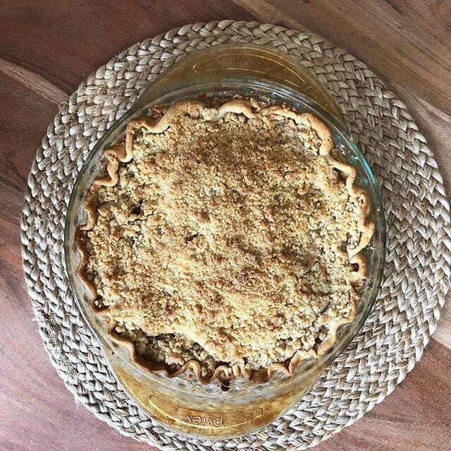 Yes, dietitians eat dessert. ⠀
⠀
Tomorrow is Father's Day, and there's no food my husband loves more than apple pie! So we will be enjoying this together.⠀
⠀
Eating healthy doesn't mean that you cannot eat treats or desserts. And it definitely doesn'