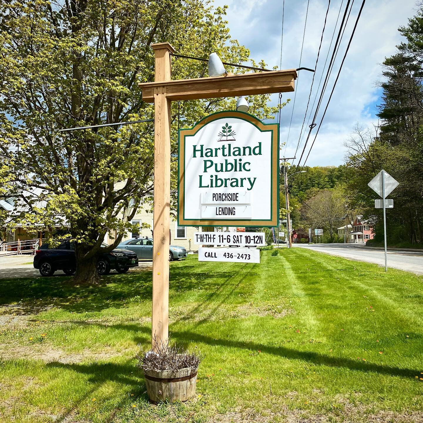 We had an impromptu picnic on their lawn a few weeks ago with delicious food from the diner around the corner. Thanks, Hartland Library (and Hartland Diner)! 🥞 🍕 📚 @hartlandlibraryvt @hartlanddiner