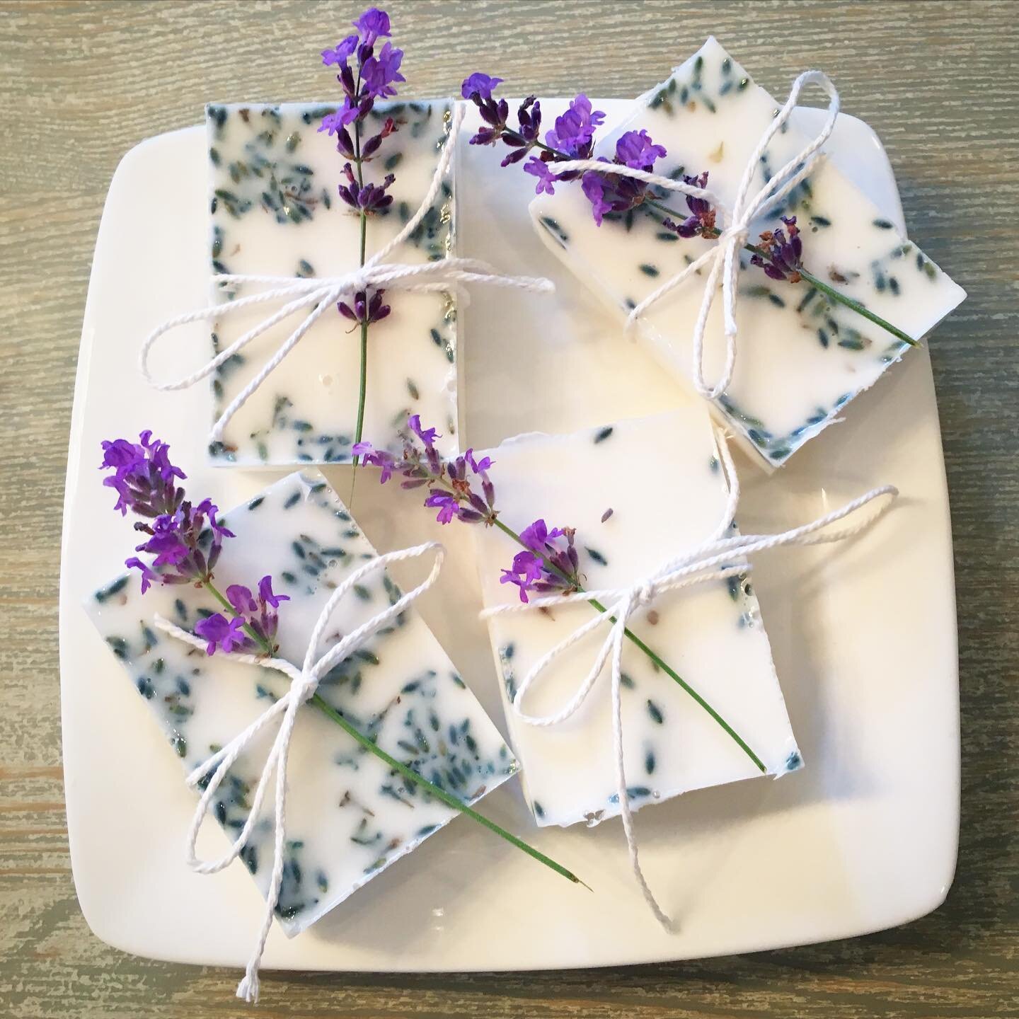 Et voil&agrave;! 

That was actually super easy and they smell amazing. Shea butter soap base, lavender extract and dried lavender, with silicon soap mold and a glass bowl. Easy peasy and a nice way to relax after reading a super stressful book. More