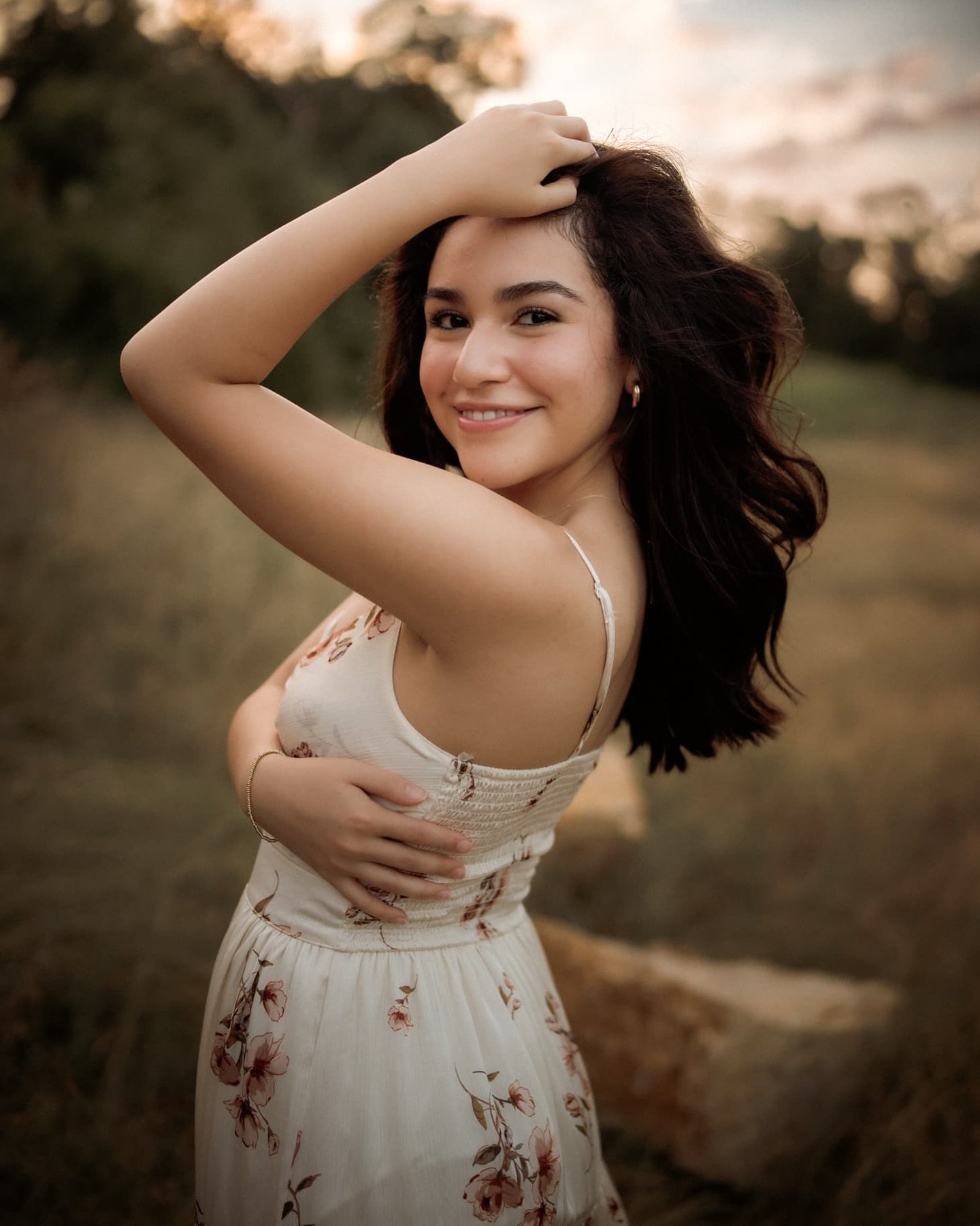 Those final moments when golden hour fades into blue 😍
.
.
.
.
#APortraitSeries #ThisArtistSoul
#kansascitysenior #kansascityseniorportraits #kansascityseniorpictures