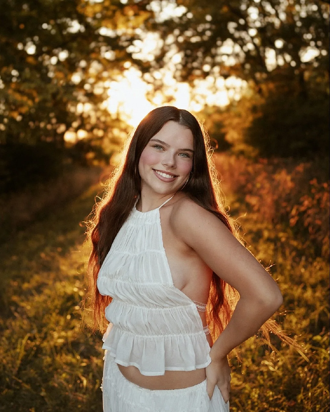 Light can change everything.
&bull;
Same gorgeous senior, but each frame is shaped by a different kind of light, evoking a different mood.
&bull;
Backlight is soft, dreamy, a little ethereal. Like the world is glowing just for you.
Direct light is bo